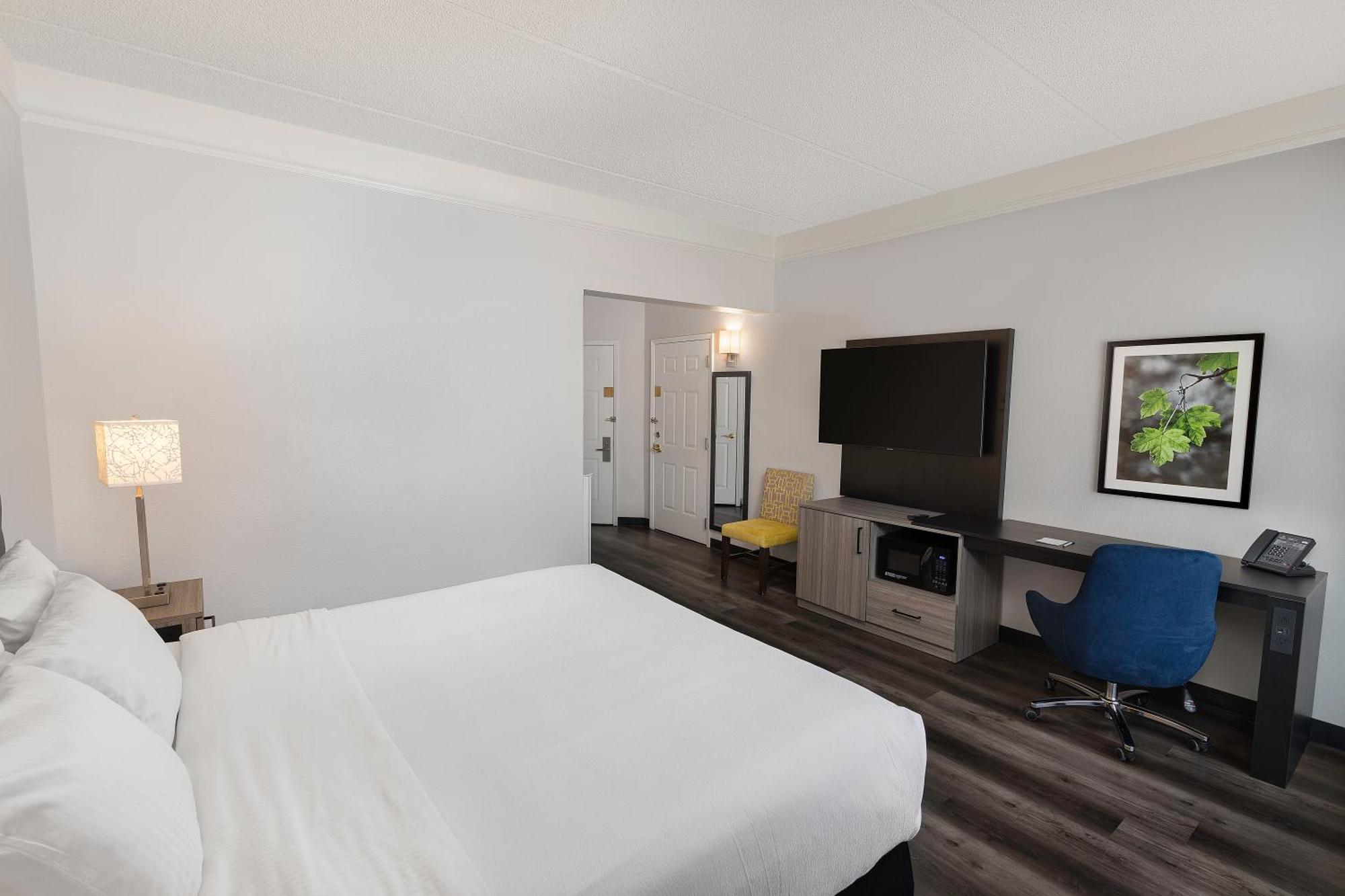 King Room Bath Tub Mobility Accessible or Non-Smoking,1535860732:JPEG
